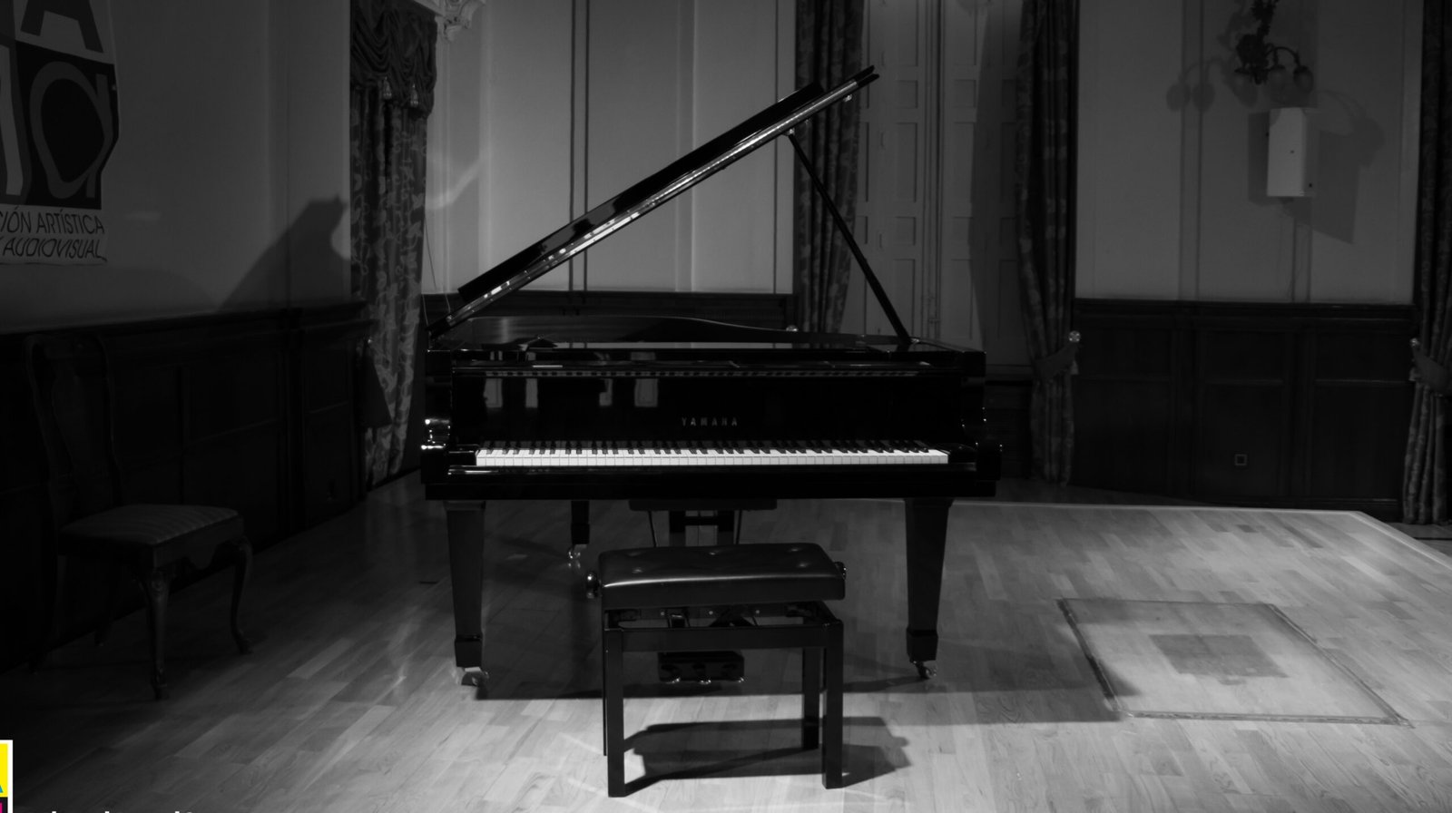 Alberto Gómez tocando el piano en directo durante una actuación