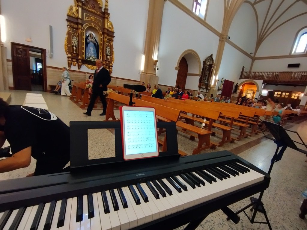 Alberto Gómez interpretando piano en una celebración