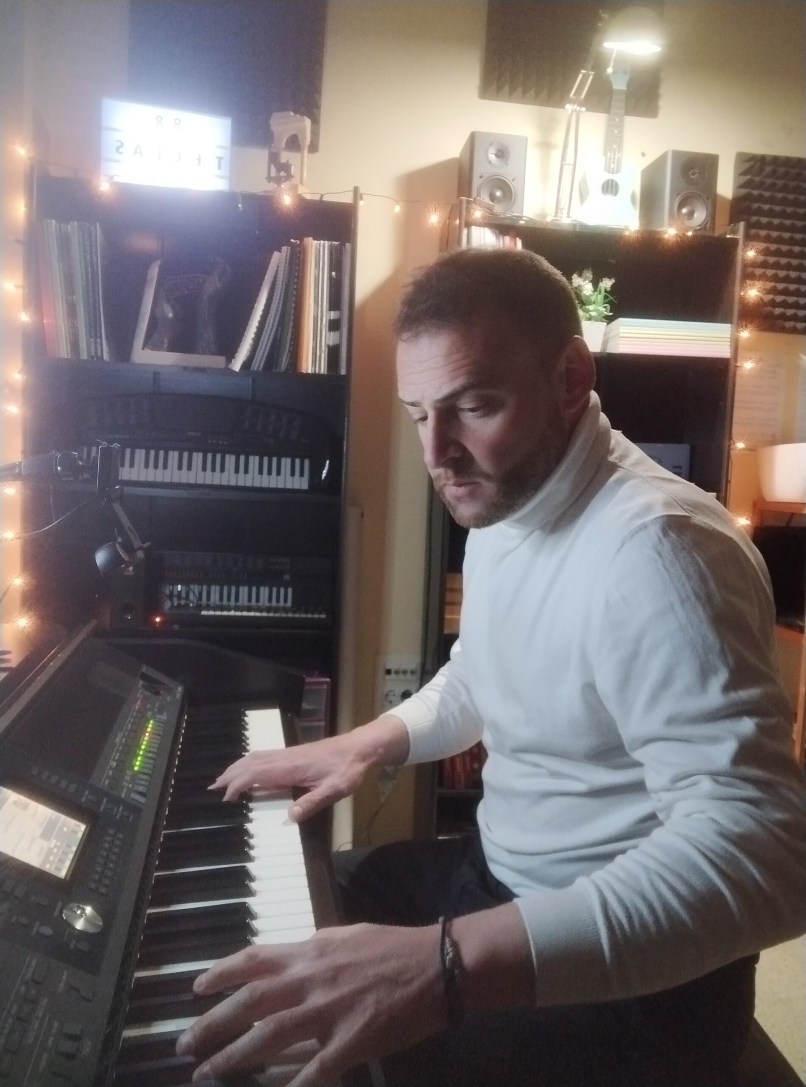 Alberto Gómez ofreciendo un concierto de piano en directo