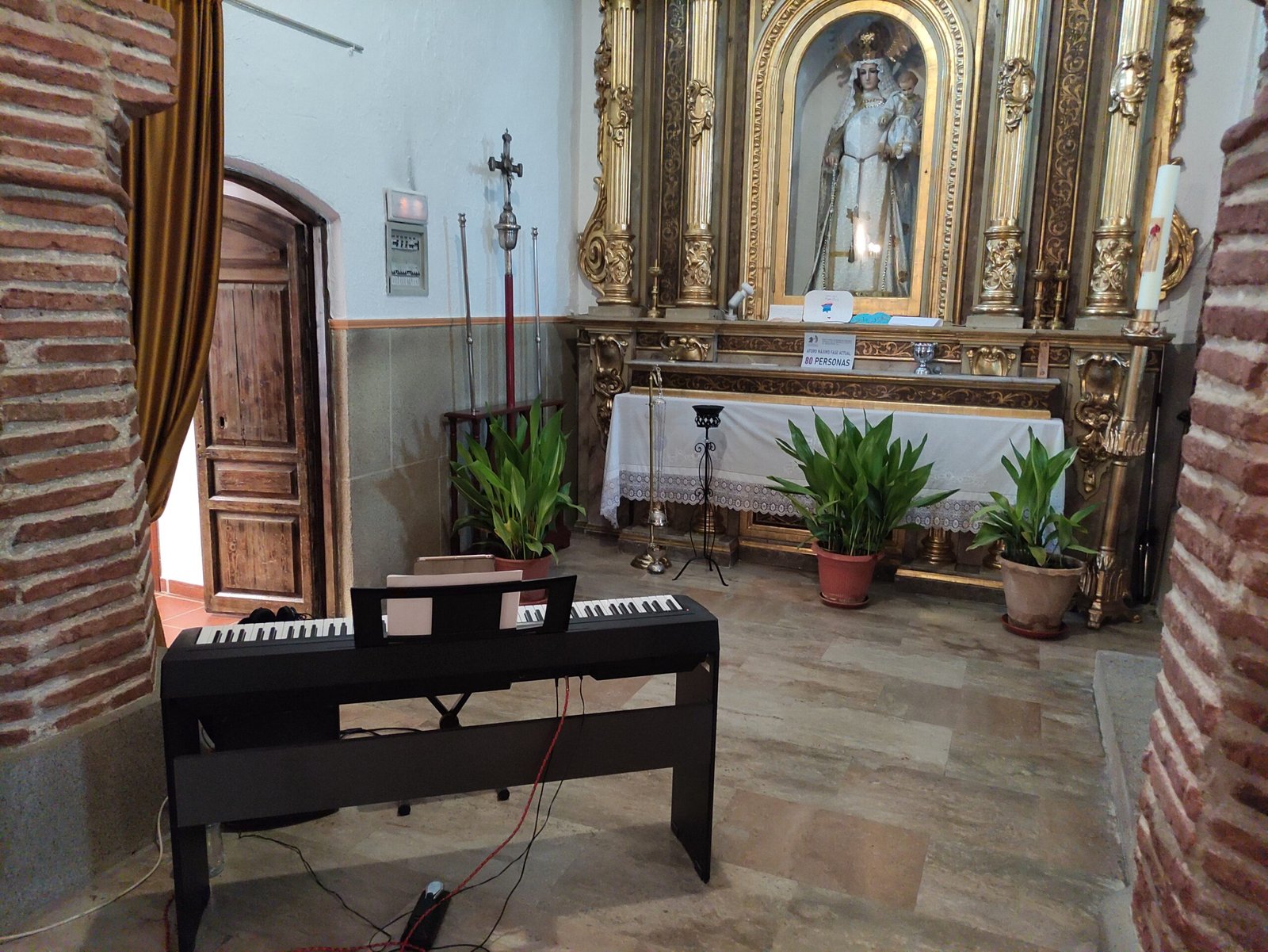 Alberto Gómez interpretando piano en una celebración
