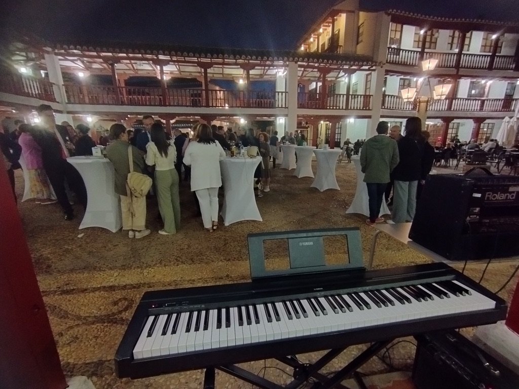 Actuación en directo de Alberto Gómez al piano