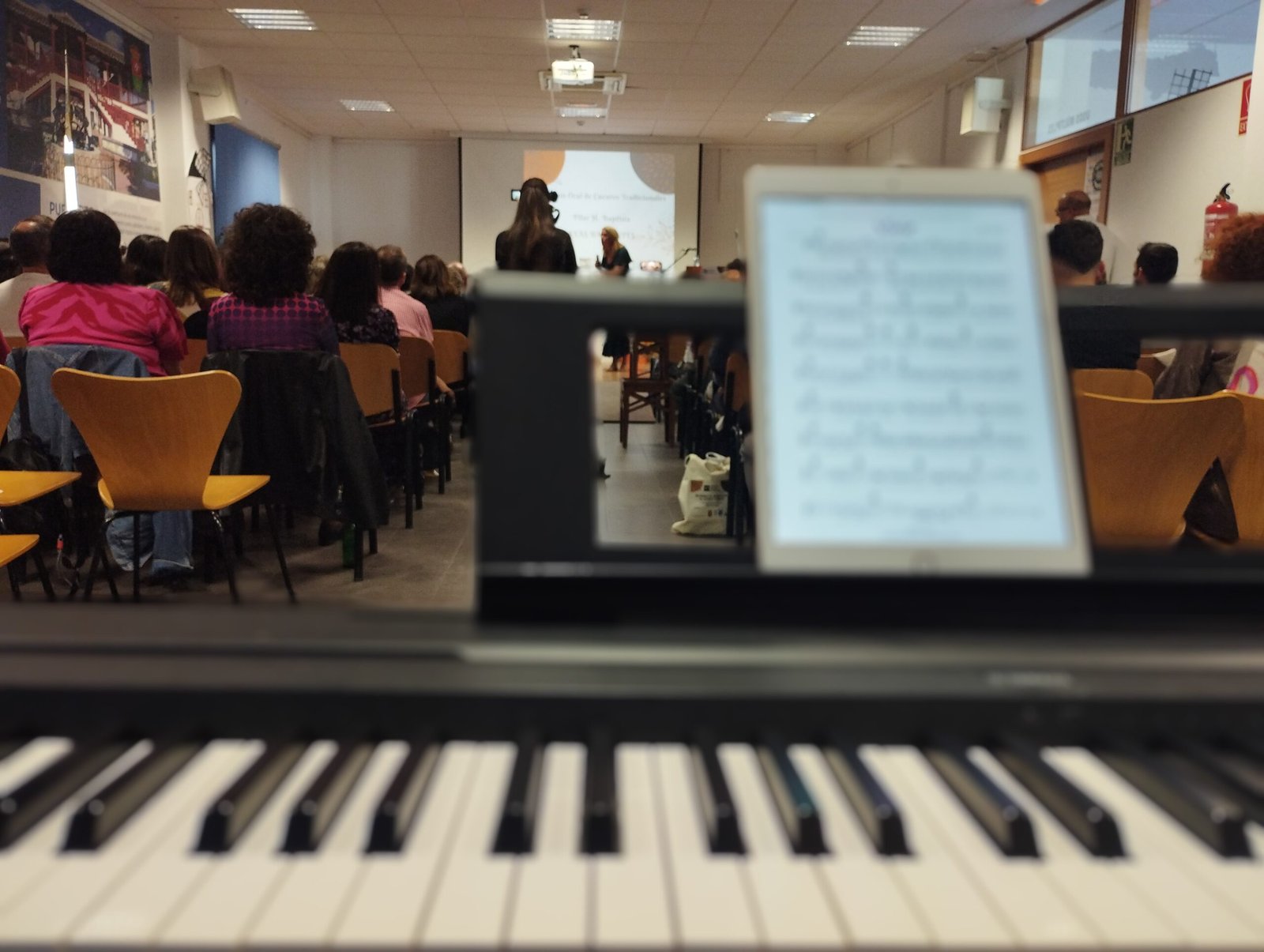 Pianista Alberto Gómez amenizando un evento en directo