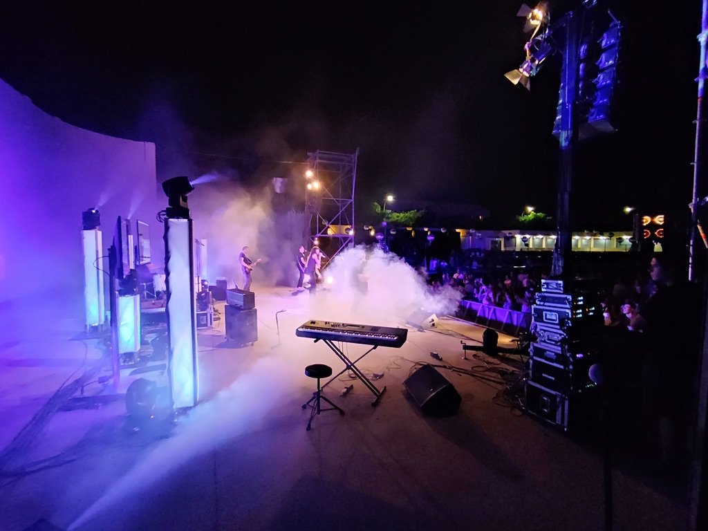 Alberto Gómez tocando el piano en directo durante una actuación