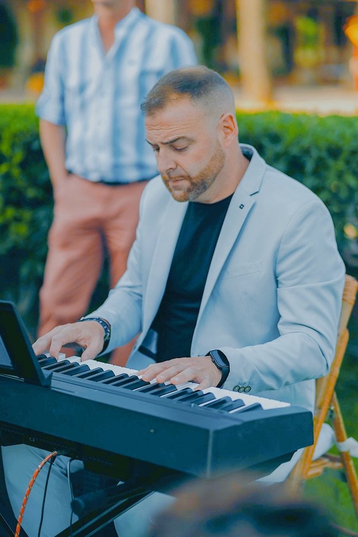 Alberto Gómez tocando el piano en directo durante una actuación