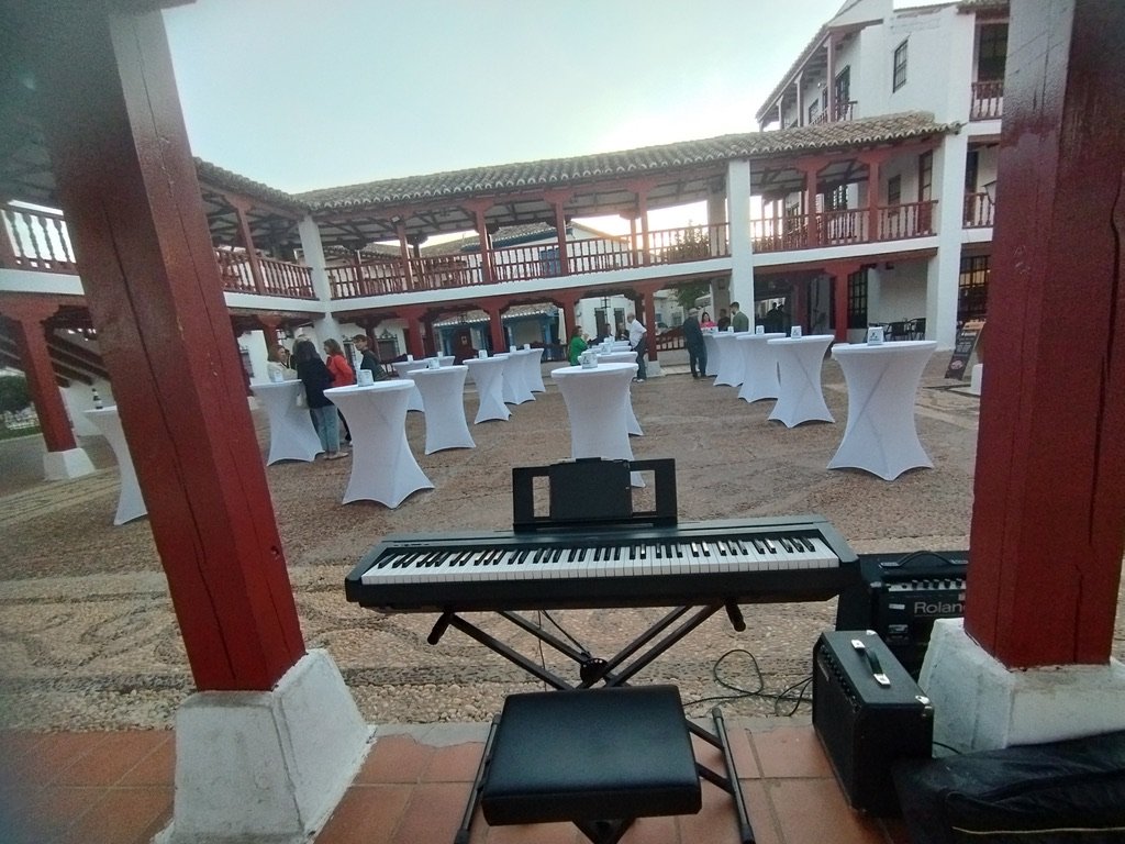 Alberto Gómez interpretando piano en una celebración