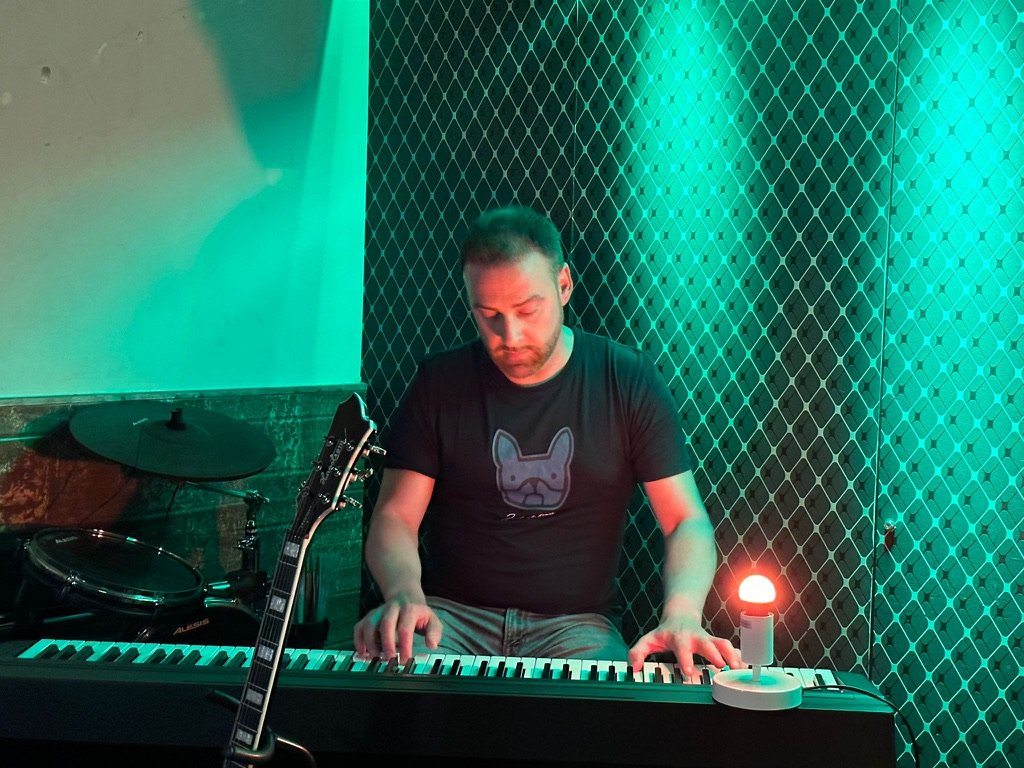 Alberto Gómez tocando el piano en directo durante una actuación