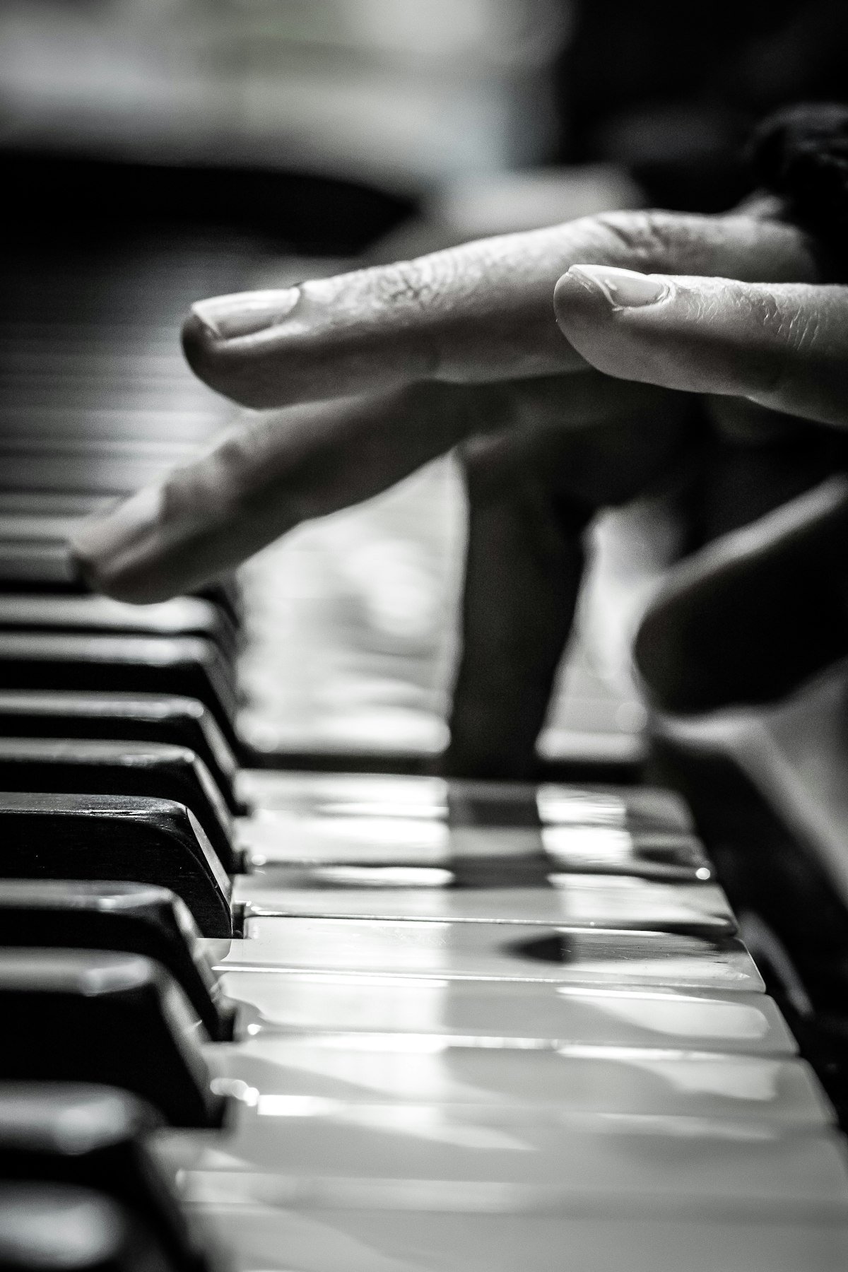 Manos de un pianista tocando el teclado en directo