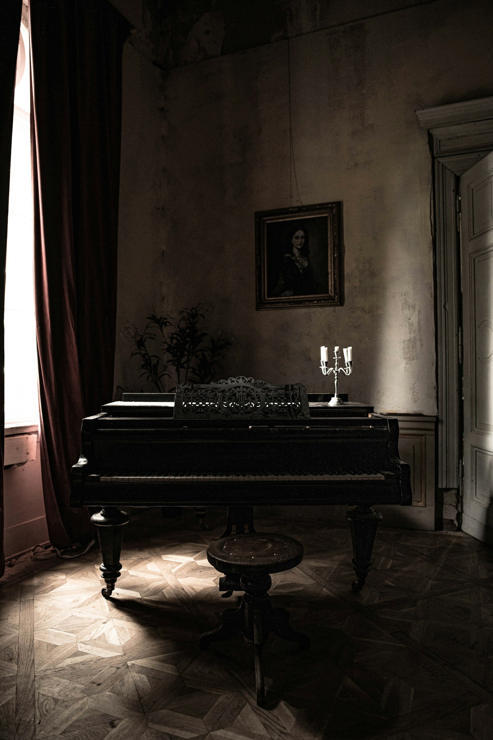 Piano de cola junto a una cortina roja en un ambiente elegante